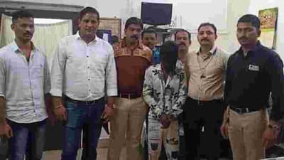 धक्कादायक ! चालत्या लोकलमध्ये दरोडा; महिलेचा फोन आणि पर्स घेऊन आरोपी फरार