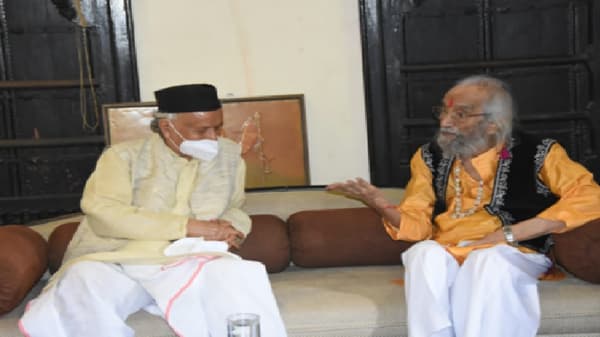महाराष्ट्राचे राज्यपाल भगतसिंह कोश्यारी यांनी शिवशाहीर बाबासाहेब पुरंदरे यांची पुण्यात भेट घेतली.