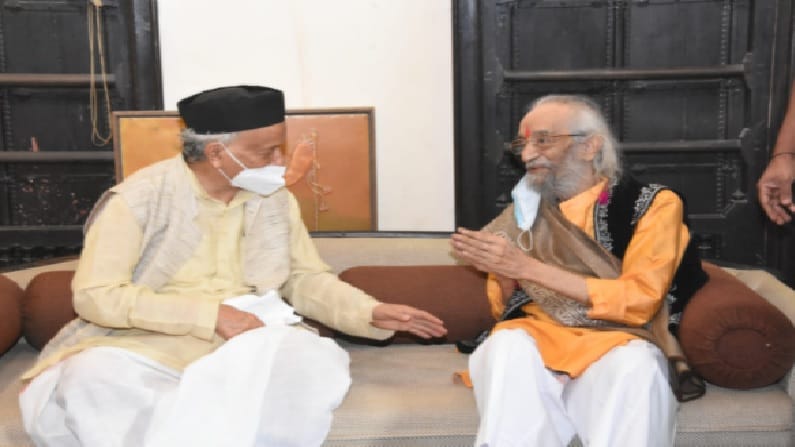 राज्यपाल कोश्यारींनी या ऐतिहासिक प्रकल्पाची पाहणी केली. यावेळी शिवशाहीर बाबासाहेब पुरंदरेंशी त्यांनी चर्चाही केली. 