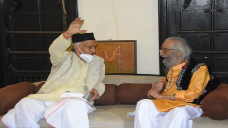  शिवशाहीर बाबासाहेब पुरंदरे यांनी नुकतेच शंभराव्या वर्षात पदार्पण केले. नुकताच पुण्यात त्यांच्या जन्मशताब्दी वर्षानिमित्त कार्यक्रमाचं आयोजन करण्यात आले होते.