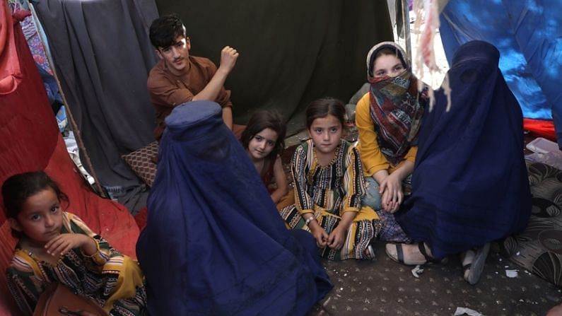 तालिबानचं वर्चस्व असलेल्या भागात महिलांची तालिबानी कट्टरतावाद्यांशी जबरदस्तीने लग्नं लावली जात आहेत. महिलांच्या घराबाहेर पडण्यावर निर्बंध लावले जात आहेत. केवळ पुरुषासोबतच घराबाहेर पडण्याची परवानगी देण्यात आलीय (Taliban Rules For Women). 