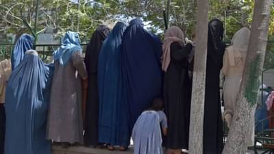 तालिबानचा काळ सुरु, अफगाण लोक नेमकी कशाची खरेदी करतायत? दोन वस्तुंसाठी गर्दी