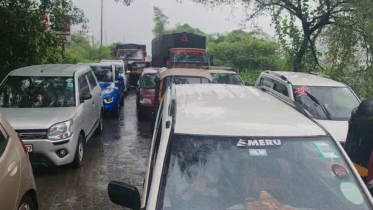 प्रवाशांचा रविवार खड्ड्यात! कल्याण-शीळ रस्त्यावर प्रचंड वाहतू कोंडी; प्रवाशी वैतागले!