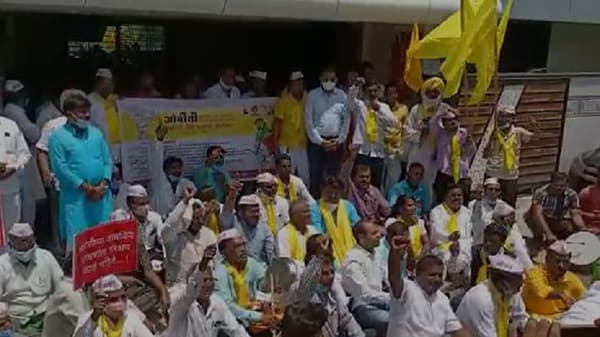 ओबीसी आरक्षणासाठी नांदेड आणि हिंगोलीत खासदारांच्या घरासमोर ढोल बजाओ आंदोलन