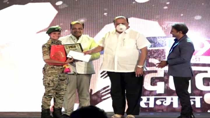 Devdoot Sanman | महापुरात जिवाची बाजू लावून लोकांचा जीव वाचवणाऱ्यांचा सन्मान, पाहा देवदूत सन्मान 2021 पूर्ण कार्यक्रम Devdoot Sanman | महापुरात जिवाची बाजू लावून लोकांचा जीव वाचवणाऱ्यांचा सन्मान, पाहा देवदूत सन्मान 2021 पूर्ण कार्यक्रम