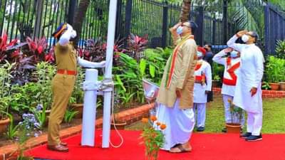 कोविडच्या लढाईला मुंबई उच्च न्यायालयाकडून भरीव आर्थिक मदत, मुख्यमंत्र्यांकडे धनादेश सुपूर्द