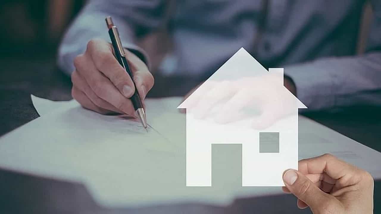 पत्नीच्या नावावर घर खरेदी कराल तर मिळतील अनेक फायदे, टॅक्समध्येही मिळेल सूट