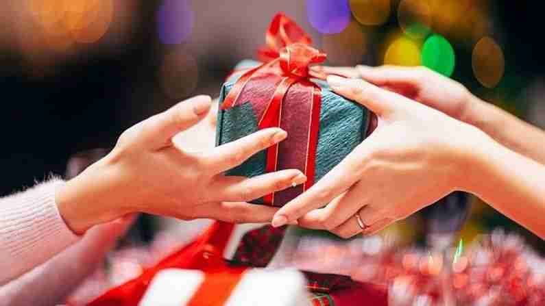 Astro rules for gift : चुकूनही कुणाला देऊ नका या गोष्टी, भेटवस्तू देताना या गोष्टींची घ्या काळजी