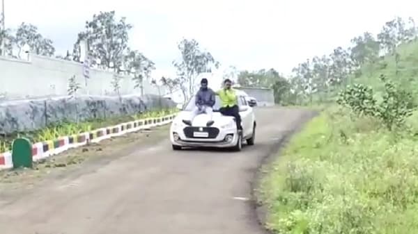 VIDEO : स्वत:सोबत इतरांचाही जीव धोक्यात, अतिउत्साही तरुणांचा कारच्या बोनटवर बसून स्टंटबाजी