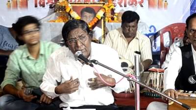 थिएटरमध्ये गाण्याची पुस्तके, खाद्यपदार्थ विकले, डोअर किपरचा गायक कसा झाला?, वाचा किरण सोनावणेंचा प्रवास!