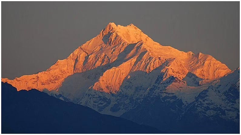 सिक्कीम (Sikkim) जगभरातील पर्यटकांना आकर्षित करते. अनेक कारणांमुळे पर्यटक आणि प्रवासी या नैसर्गिक स्थळाला भेट देतात. अनेक लोक येथील पर्वतांच्या सौंदर्याने मोहित होतात. काही लोकांना हिमालयात ट्रेकिंगला जायचे असते, तर काही लोक येथील संस्कृती आणि प्रसिद्ध शहर गंगटोकने मोहित होतात. तुम्ही देखील जर सिक्कीमला जाण्याचा प्लॅन करत असाल, तर सिक्कीममध्ये भेट देण्यासाठी काही उत्तम ठिकाणे आहेत. 