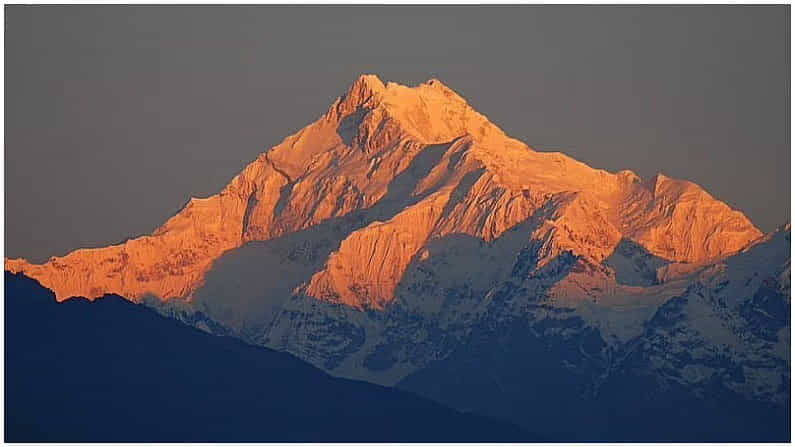 सिक्कीम (Sikkim) जगभरातील पर्यटकांना आकर्षित करते. अनेक कारणांमुळे पर्यटक आणि प्रवासी या नैसर्गिक स्थळाला भेट देतात. अनेक लोक येथील पर्वतांच्या सौंदर्याने मोहित होतात. काही लोकांना हिमालयात ट्रेकिंगला जायचे असते, तर काही लोक येथील संस्कृती आणि प्रसिद्ध शहर गंगटोकने मोहित होतात. तुम्ही देखील जर सिक्कीमला जाण्याचा प्लॅन करत असाल, तर सिक्कीममध्ये भेट देण्यासाठी काही उत्तम ठिकाणे आहेत.