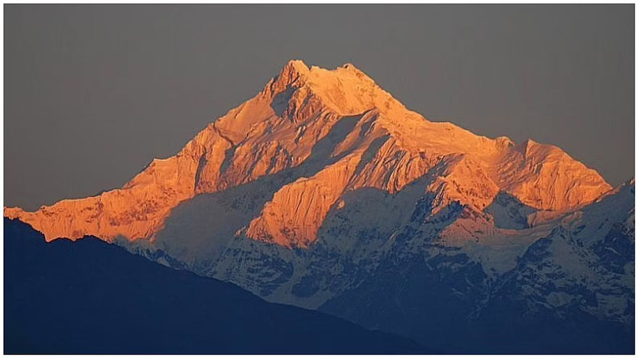 सिक्कीम (Sikkim) जगभरातील पर्यटकांना आकर्षित करते. अनेक कारणांमुळे पर्यटक आणि प्रवासी या नैसर्गिक स्थळाला भेट देतात. अनेक लोक येथील पर्वतांच्या सौंदर्याने मोहित होतात. काही लोकांना हिमालयात ट्रेकिंगला जायचे असते, तर काही लोक येथील संस्कृती आणि प्रसिद्ध शहर गंगटोकने मोहित होतात. तुम्ही देखील जर सिक्कीमला जाण्याचा प्लॅन करत असाल, तर सिक्कीममध्ये भेट देण्यासाठी काही उत्तम ठिकाणे आहेत. 
