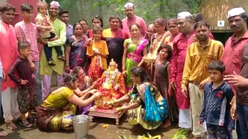 या कानबाई मातेची फक्त तीनच मंदिरं आहेत. निसर्गपूरक असा हा कानबाईचा सण खान्देशात श्रावण महिन्यात नागपंचमीनंतर येणाऱ्या पहिल्या रविवारी साजरा केला जातो. 