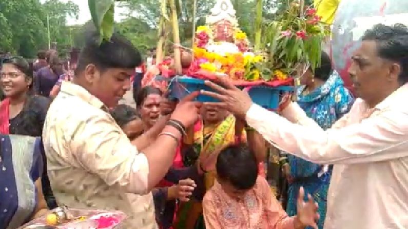  श्रावण महिना सुरू झाला आहे.श्रावण महिन्याच्या पहिल्या रविवार काल (15 ऑगस्ट) होता. त्यामुळे आज जिल्ह्यातल्या संपूर्ण कानबाई मातांचं विसर्जन करण्यात आलं आहे.