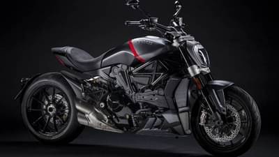 शानदार Ducati XDiavel 2021 बाजारात, ट्रायम्फ रॉकेट 3R ला टक्कर