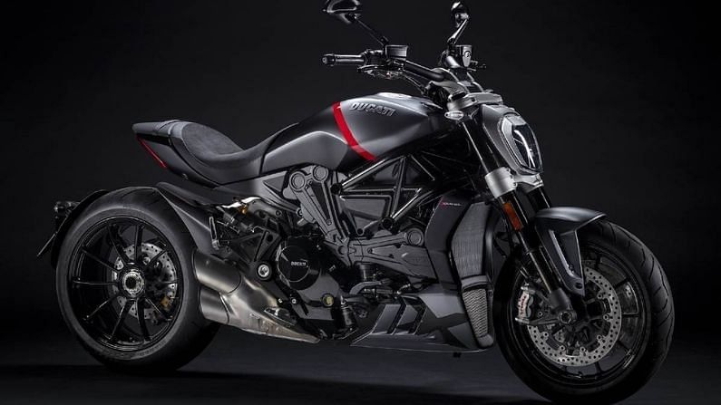 शानदार Ducati XDiavel 2021 बाजारात, ट्रायम्फ रॉकेट 3R ला टक्कर