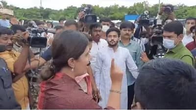 Video : चुकीला माफी नाही, पंकजा मुंडेंचा कार्यकर्त्याच्या पाठीवर दणका! नेमकं कारण काय?