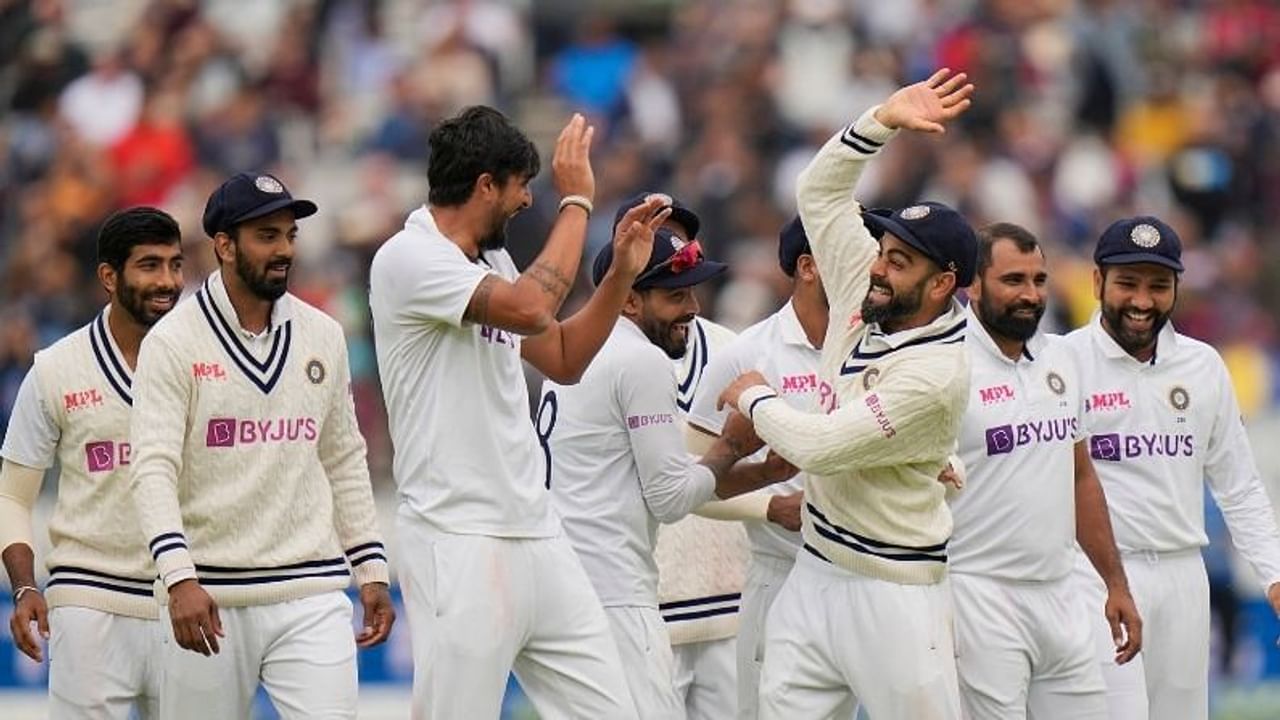 लॉर्ड्स : इंग्लंडविरुद्धच्या दुसऱ्या लॉर्ड्स कसोटीत टीम इंडियाने ऐतिहासिक विजय मिळवला. भारतीय गोलंदाजांच्या धारदार माऱ्यासमोर ज्यो रुटची इंग्लंड टीम ढेपाळली. विजयासाठी 272 धावांचं लक्ष्य घेऊन पाचव्या दिवशी मैदानात उतरलेल्या इंग्लंडला भारतीय गोलंदाजांनी अवघ्या 120 धावांत गुंडाळलं. त्यामुळे भारताने हा रोमांचक सामना 151 धावांनी जिंकला.  या विजयासह भारताने पाच सामन्यांच्या मालिकेत 1-0 अशी आघाडी घेतली आहे. 