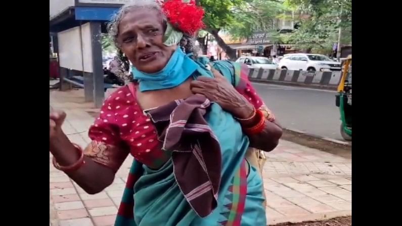 VIDEO : फाडफाड इंग्रजी, कचरा वेचणाऱ्या आजींचं इंग्रजी ऐकून चकीत व्हाल!