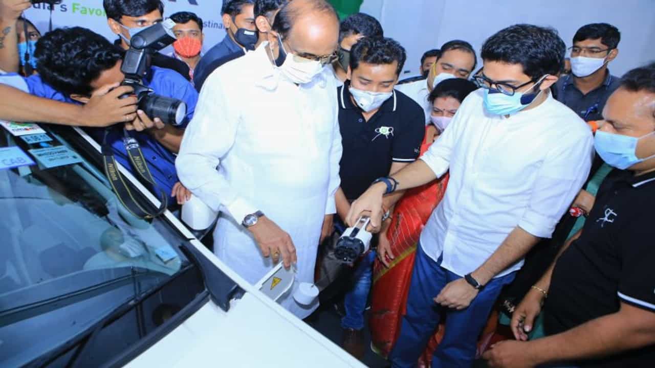 दादरमध्ये इलेक्ट्रिक गाड्यांसाठी चार्जिंग स्टेशन सुरु, पार्किंगचीही सुविधा, आदित्य ठाकरेंच्या हस्ते उद्घाटन