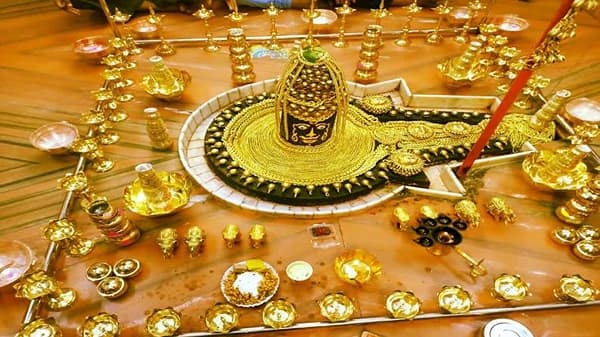 वत्सगुल्म नावाने इतिहासात नोंद असलेल्या आजच्या वाशिममध्ये अनेक पुरातन मंदिरे असून त्यापैकीच एक असलेले भगवान पद्मेश्वर मंदिर, श्रावण महिन्यात हजारो भक्त श्रद्धापूर्वक हजेरी लावतात.