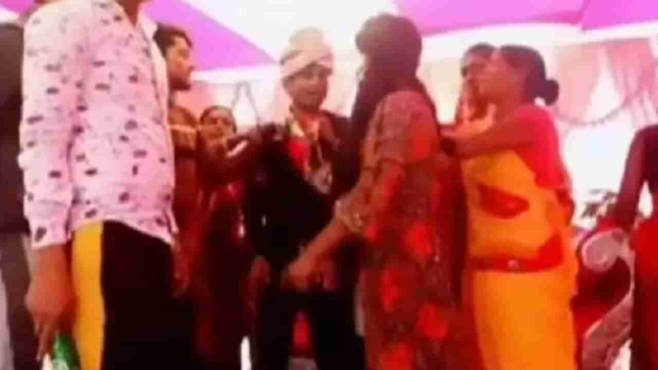 VIDEO : लग्नाच्या मंडपात नवरदेवाचाच उडाला थरकाप, मुलींनी नेमकं काय केल; हा व्हायरल व्हिडिओ पाहाच!