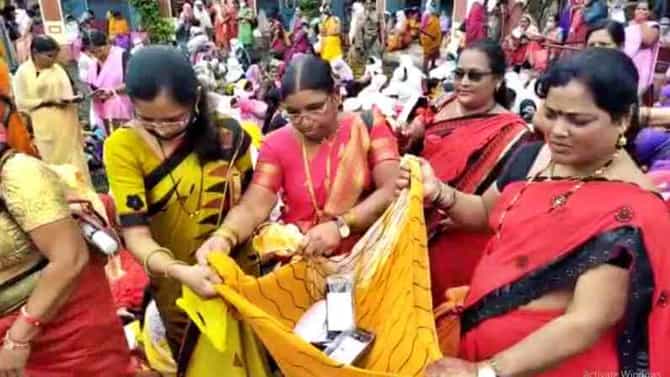 बुलडाण्यात अंगणवाडी सेविकांकडून शासनाला मोबाईल परत करण्याचं आंदोलन, हे आहे कारण