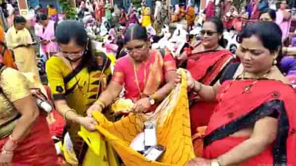 बुलडाण्यात अंगणवाडी सेविकांकडून शासनाला मोबाईल परत करण्याचं आंदोलन, हे आहे कारण