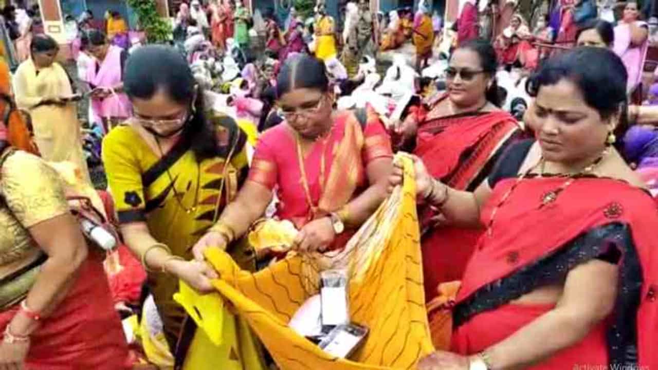बुलडाण्यात अंगणवाडी सेविकांकडून शासनाला मोबाईल परत करण्याचं आंदोलन, हे आहे कारण