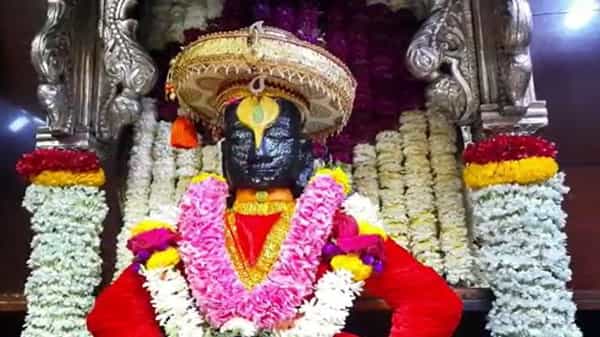 आज श्रावण शुध्द पुत्रदा एकादशी असल्याने पंढरपूर येथील सावळ्या विठुरायाच्या आणि रुक्मिणीमातेच्या मंदिराला आकर्षक अशा रंगीबेरंगी फुलांनी सजवण्यात आले आहे.