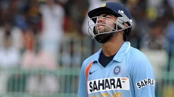 भारतीय क्रिकेट संघाचा कर्णधार विराट कोहली (Virat Kohli) ज्याला लाडाने 'किंग कोहली' म्हटलं जातं, त्याने आजच्याच दिवशी आंतरराष्ट्रीय क्रिकेटमध्ये 13 वर्षांपूर्वी पदार्पण केलं होतं. 18 क्रमांकाची जर्सी घालणाऱ्या विराटने 18 ऑगस्ट, 2008 रोजीच 19 वर्षाच्या वयात श्रीलंका संघाविरुद्ध दांबुला येथे पहिला एकदिवसीय सामना खेळला होता. पहिल्या सामन्यात अवघ्या 12 धावांवर बाद झालेला विराट पुढे जाऊन क्रिकेट जगताचा बेताज बादशाह होईल असे कोणालाच वाटले नसावे...पण हे झाले धावांसह शतकांचा डोंगर उभा करणारा विराट सध्या जगातील अव्वल फलंदाजामध्येही अव्वल आहे.
