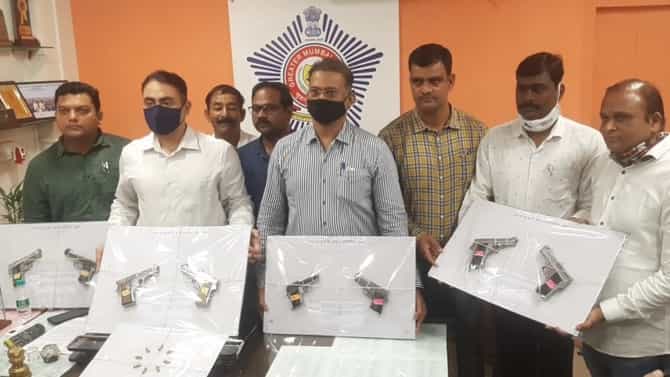 पिस्तूल आणि जिवंत काडतुसे मुंबईत विकायला आणल्या, मध्यप्रदेशच्या तस्करांना मुंबई पोलिसांनी घेरलं आणि...