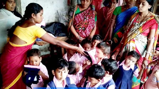 अंगणवाडी सेविका 1 लाख मोबाईल सरकारला परत करणार, नेमकं कारण काय?