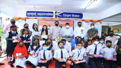 धारावीतील विद्यार्थ्यांना टॅबचं वितरण, शिक्षणापासून कुणीही वंचित राहू नये: आदित्य ठाकरे