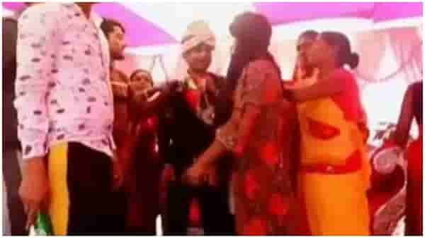 Video | भर मंडपात नवरदेवाला तरुणीची मारहाण, वऱ्हाडी मंडळी अवाक्, व्हिडीओ व्हायरल