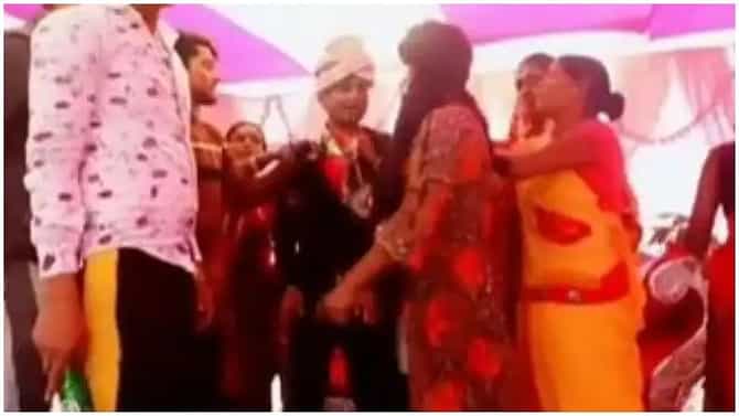 Video | भर मंडपात नवरदेवाला तरुणीची मारहाण, वऱ्हाडी मंडळी अवाक्, व्हिडीओ व्हायरल