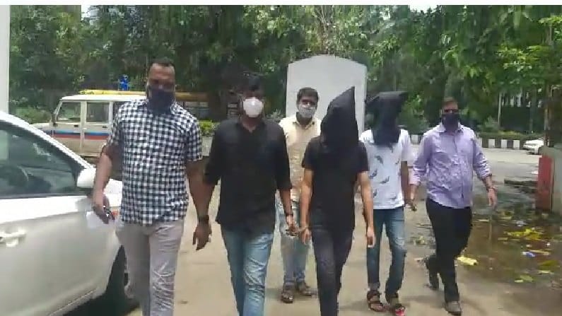 मुंबईत सेक्सटॉर्शनचे मोठे रॅकेट उद्ध्वस्त, सामान्यांपासून बॉलिवूडचे 100 सेलिब्रिटीज अडकल्याचा अंदाज