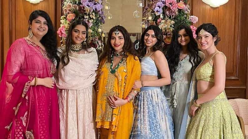 कपूर कुटुंब सध्या सेलिब्रेशनच्या मूडमध्ये आहे. रिया कपूर आणि करण बूलानी यांचे लग्न 14 ऑगस्ट रोजी पार पडलं. रिया आणि करणच्या लग्नात कपूर कुटुंबानं एकत्र खूप धमाल केली. आता या कुटुंबाला सेलिब्रेशनची पुन्हा एक संधी मिळाली. निमित्त होतं अंतरा मारवाच्या बेबी शॉवरचं.