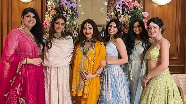 कपूर कुटुंब सध्या सेलिब्रेशनच्या मूडमध्ये आहे. रिया कपूर आणि करण बूलानी यांचे लग्न 14 ऑगस्ट रोजी पार पडलं. रिया आणि करणच्या लग्नात कपूर कुटुंबानं एकत्र खूप धमाल केली. आता या कुटुंबाला सेलिब्रेशनची पुन्हा एक संधी मिळाली. निमित्त होतं अंतरा मारवाच्या बेबी शॉवरचं.