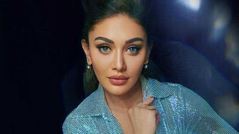 बिग बॉसपासून, ती चाहत्यांचं मनोरंजन करण्याची एकही संधी सोडत नाही. नुकतंच पुन्हा एकदा तिनं आपला ग्लॅमरस लूक सोशल मीडियावर दाखवला आहे.