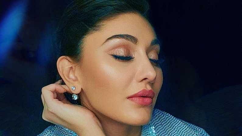 शेफाली तिच्या ग्लॅमरस फोटोंच्या माध्यमातून चाहत्यांशी कनेक्ट होण्याचं काम करते. आता तिने इन्स्टाग्रामवर निळ्या रंगाच्या ड्रेसमध्ये क्लिक केलेले काही फोटो शेअर केले आहेत.