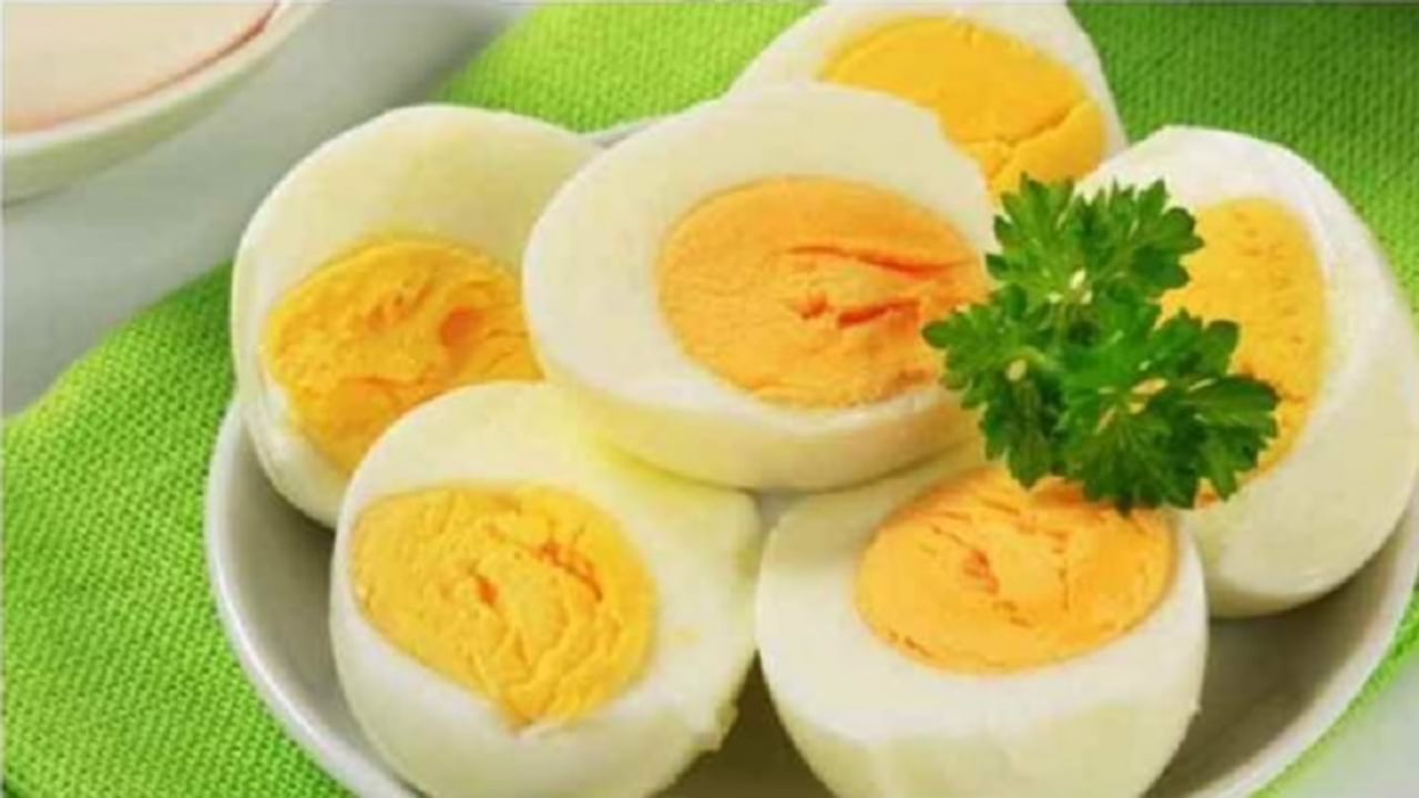 अंड्यातील पिवळ बलक - हा नाश्ता केवळ प्रथिनेच नव्हे तर लोह समृद्ध आहे. अंड्याच्या पिवळ्या बलकमध्ये असलेले लोह ऊर्जा आणि तुमची प्रतिकारशक्ती वाढवते.