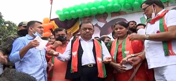 2015 साली वांद्रे विधानसभा मतदारसंघातील पोटनिवडणुकीत नारायण राणे यांना अस्मान दाखवणाऱ्या तृप्ती सावंत याच गुरुवारी जन आशीर्वाद यात्रेसाठी मुंबईत आलेल्या केंद्रीय मंत्री नारायण राणे (Narayan Rane) यांचे स्वागत केले.