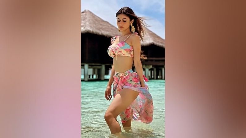 अभिनेत्री मौनी रॉयच्या बीच व्हेकेशनचे फोटो सोशल मीडियावर धुमाकूळ घालत आहेत. अभिनेत्री मालदीवमध्ये सुट्टीसाठी गेली आहे. तिथून ती सतत चाहत्यांना अपडेट देत आहे.