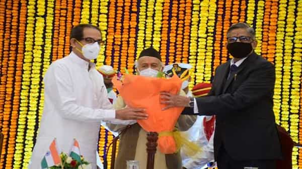 महाराष्ट्र राज्याचे मुख्यमंत्री उद्धव ठाकरे, राज्यपाल भगतसिंह कोश्यारी आज एका कार्यक्रमानिमित्त एकत्र आलेले पाहायला मिळाले. यावेळी उपमुख्यमंत्री अजित पवार देखील उपस्थित होते.