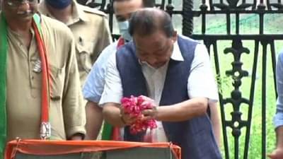 आधी नारायण राणेंकडून बाळासाहेबांच्या स्मृतीस्थळाचं दर्शन, आता शिवसैनिकांकडून शुद्धीकरण!