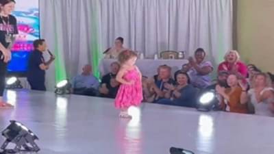 Video | गुलाबी ड्रेसमध्ये चिमुकलीचा रॅम्प वॉक, गोड नखऱ्यांमुळे सोशल मीडियावर धुमाकूळ