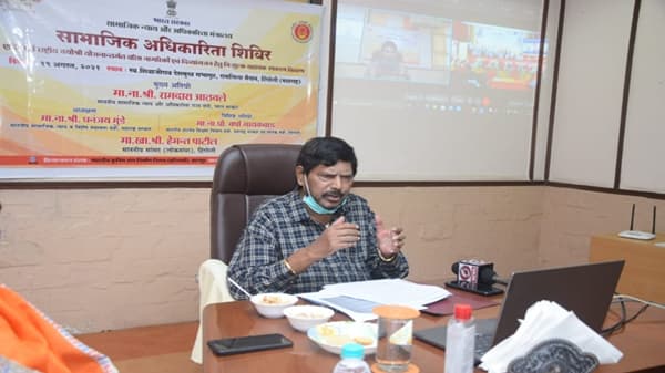 विमानतळ परिसरातील झोपडीधारकांना हक्काची घरं मिळणार?; आठवले घेणार मुख्यमंत्री आणि ज्योतिरादित्य शिंदेंची भेट