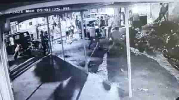 VIDEO : 20 ते 22 जणांची टोळी, तलवारी आणि कोयत्याने हल्ले, पुण्यात गुंडांचा हैदोस, सीसीटीव्हीत थरार कैद